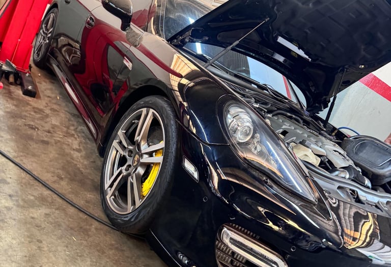 Um carro com o capô aberto, pronto receber a troca da sua bateria em uma loja de baterias de carro.