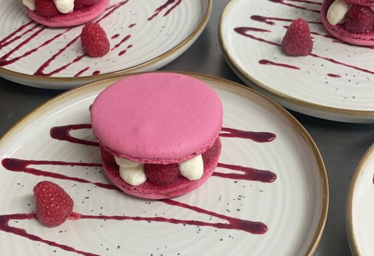 Assiette avec un désert aux fruits rouges