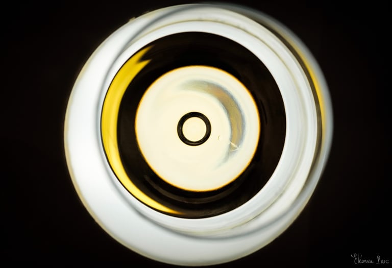 Vin doré formant deux croissants lumineux, vibration cosmique en clair-obscur