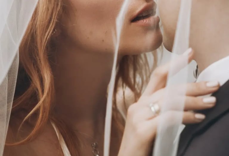 Artimas jaunavedžių kadras vestuvių fotosesijos metu.