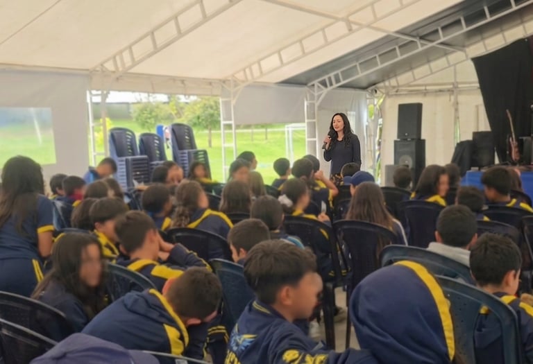 la Psicologa Mary Bejarano dando una charla en un colegio reconocido en la ciudad de Bogotá, Colombia