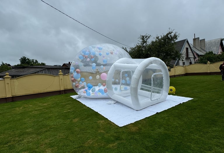 baltas pripuciamas balionu burbulas su balionais viduje gimtadienio krikstynu svente dekoracija 