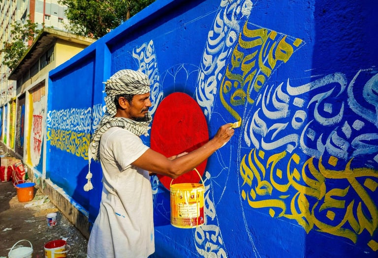 Imagem de um homem grafitando um muro