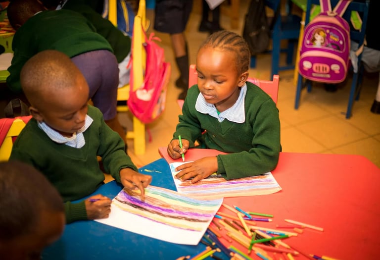 Imagem de crianças em uma sala de aula, fazendo arte.