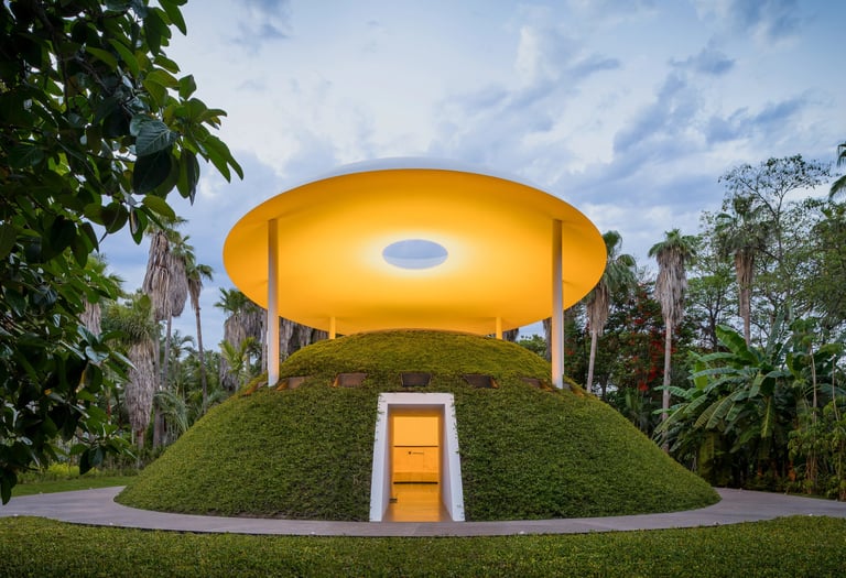 James Turrell, que utiliza luz e espaço para criar experiências meditativas. 