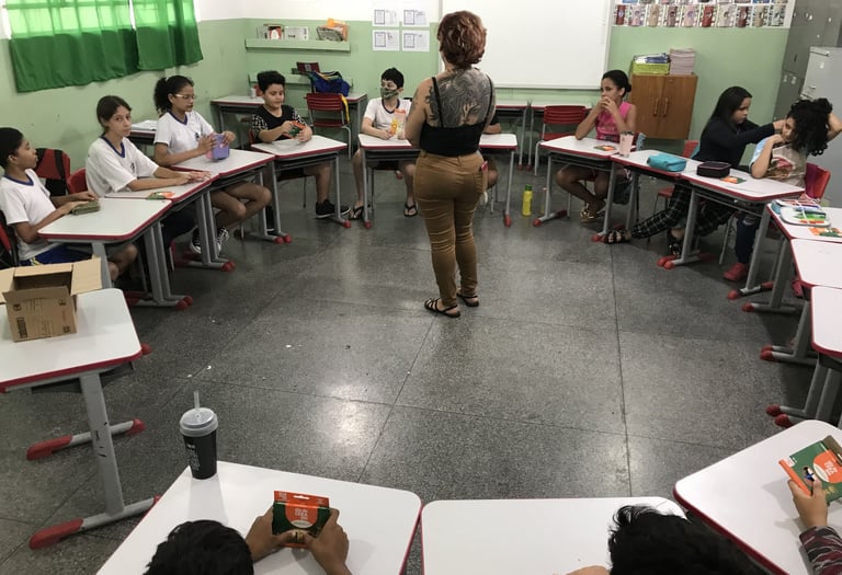 Amanda Amorim ensinando lambe-lambe – Amanda demonstra técnicas de colagem para crianças em oficina