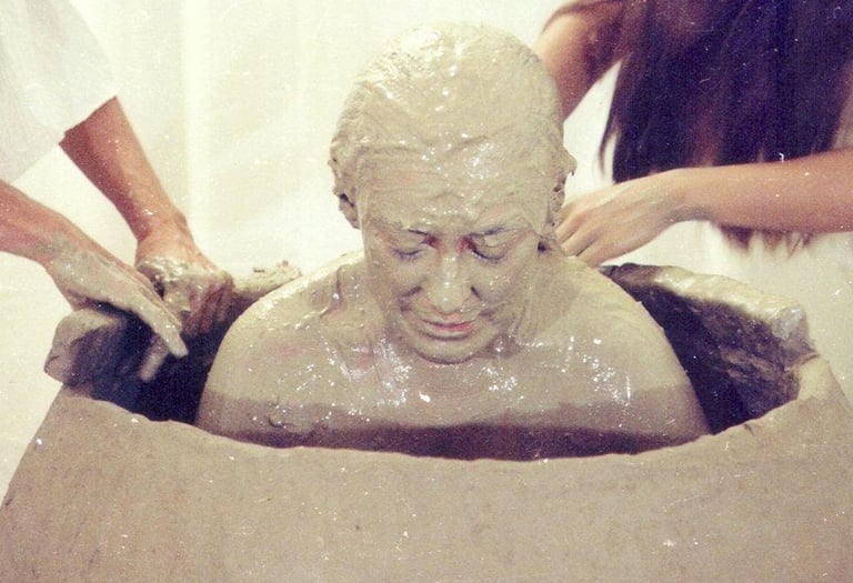 Celeida Tostes na performance 'Passagem', de 1979 (Foto Henry Stahl)