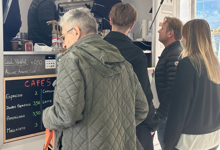 Clients commandant un café de spécialité au coffee truck Kafé Barista
