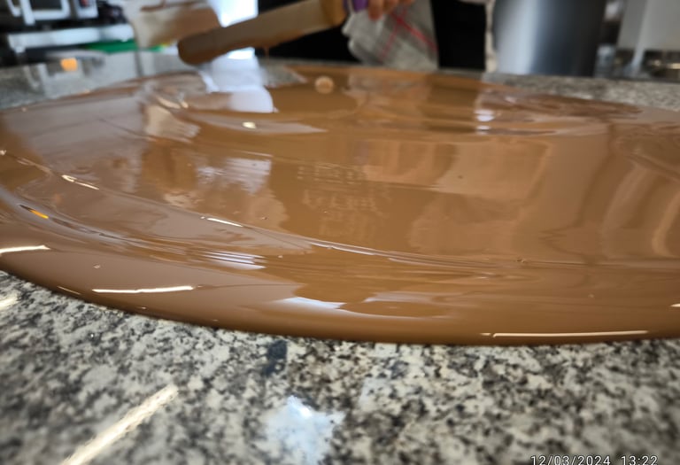 Atemperat de la xocolata manualment a Ambrosia Andorra