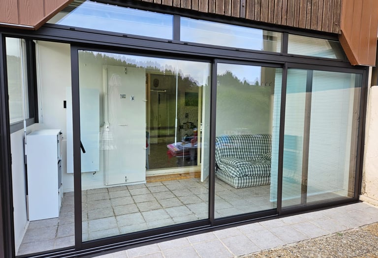 Photo de baie vitrée sur mesure + fenetre sur mesure + coulissant aluminium + verre + fenetre