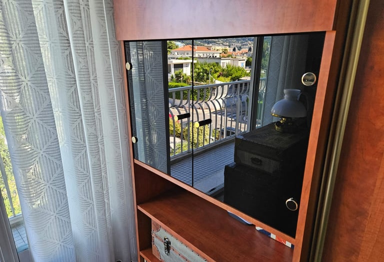 Photo de porte de placard sur mesure + vitrerie sur mesure + laqué noir + verre + fenetre