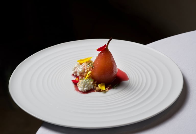Pera cotta nel vino rosso di Montalcino con crema - Pear poached in Montalcino red wine with cream