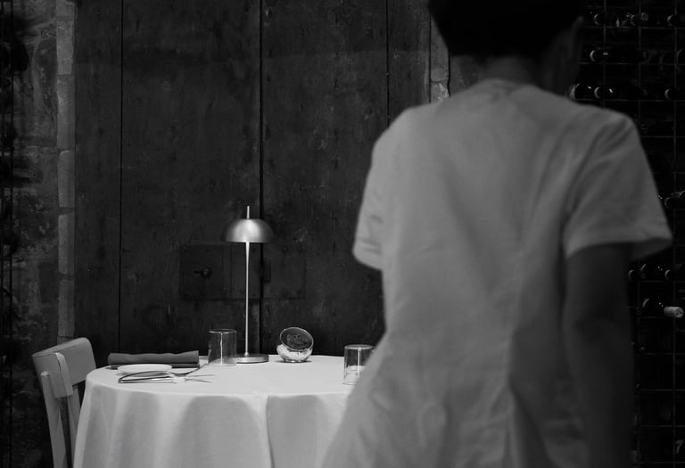 Lo chef Ermira Taflaj tra le mura del ristorante - Chef Ermira Taflaj within the restaurant walls