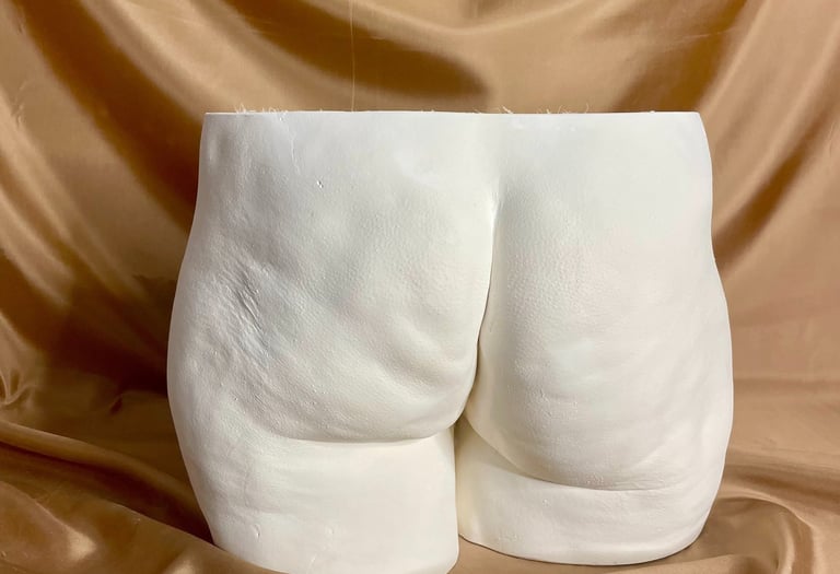 Moulage fesse plâtre sur fond doré - Moulage intime Bordeaux
