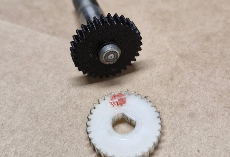 En noir, une roue cranté pour un compteur de vitesse de voiture de collection imprimé en 3D