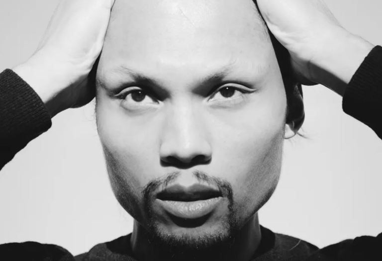 Portrait homme noir et blanc au Jardin du Luxembourg par Carine Lebrun