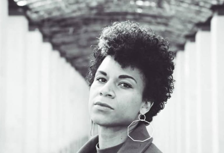 Portrait femme noir et blanc au parc de Bercy par Carine Lebrun