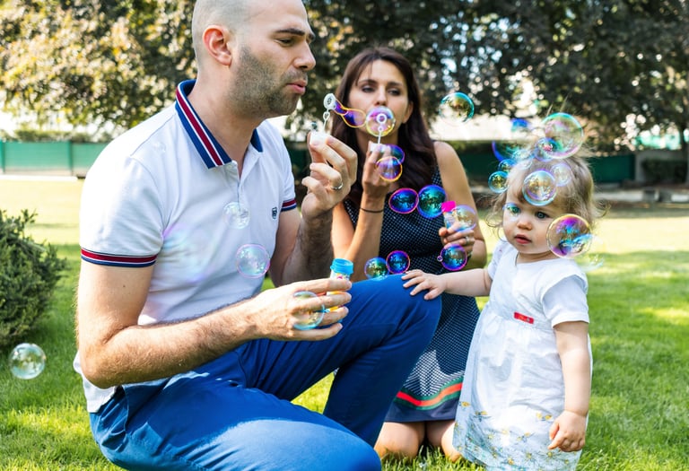 Séance famille avec bulles de savon au parc par Carine Lebrun Photo