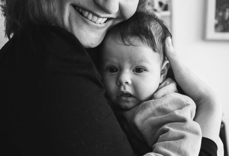 Maman et bébé en noir et blanc, 93 par Carine Lebrun Photographe