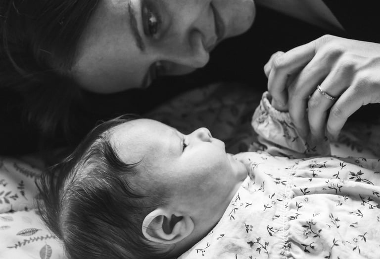 Maman et bébé en noir et blanc à Paris par Carine Lebrun Photographe