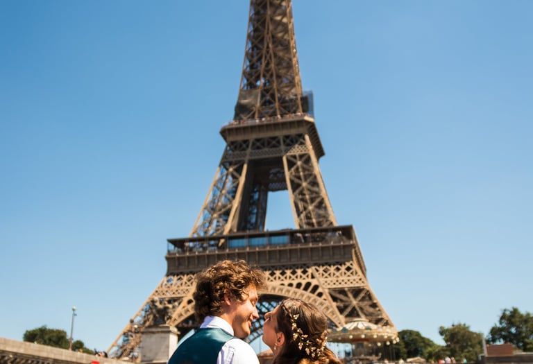 Mariés sur la Seine face à la Tour Eiffel par Carine Lebrun Photo