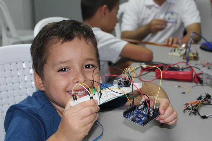 Niños felices en clase de electrónica