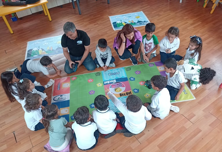 Niños de preescolar aprendiendo codificación de robots