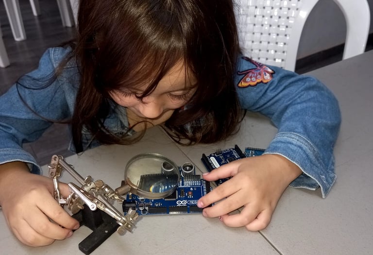 Niños felices en la clase de electrónica