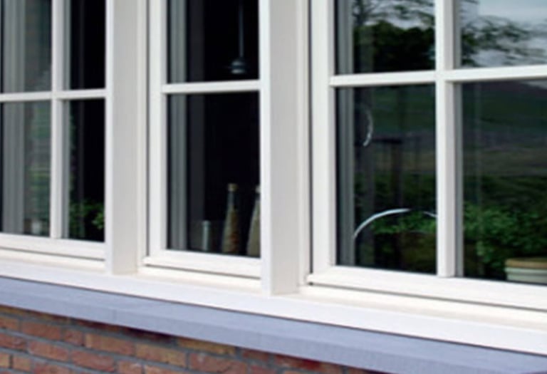 Glazenwasser Assen zorgt ervoor dat kozijnen brandschoon zijn, langere levensduur van uw verf