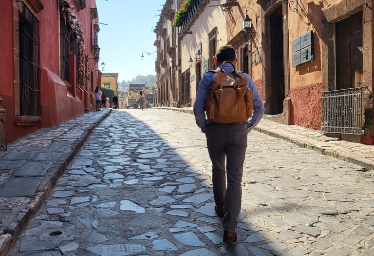 hombre en busca de un mejor destino y superación