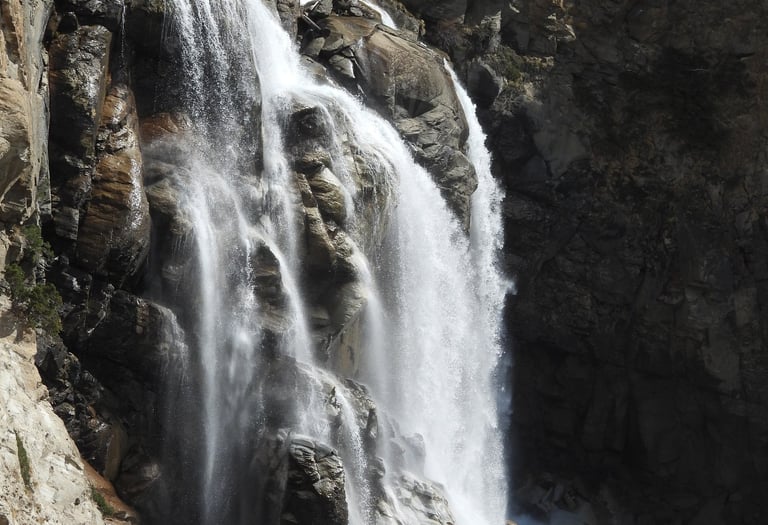 cascade sur le chemin de Phoksundo