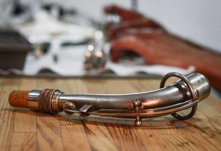 Photo du bocal d'un saxophone