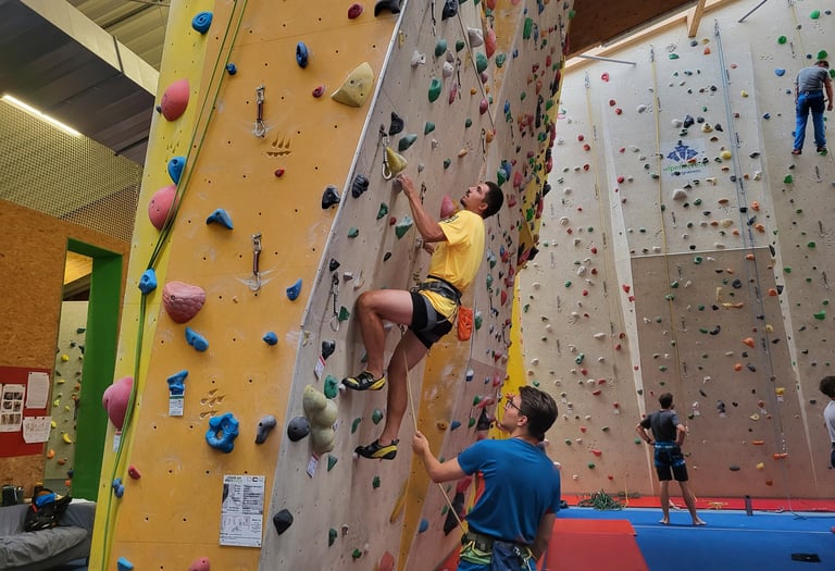 Lead Climbing Course Vienna: Participant climbing in lead and being belayed by his partner