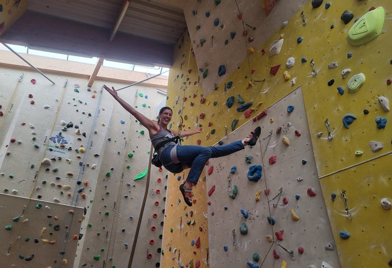 Individueller Kletterkurs in Wien (Kletterhalle Marswiese, Teilnehmerin hat Spaß im Kletterkurs)