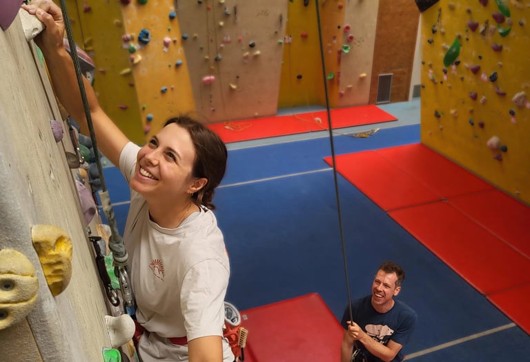 Toprope Climbing Course in Vienna (Kletterhalle Marswiese, Participants belaying each other)