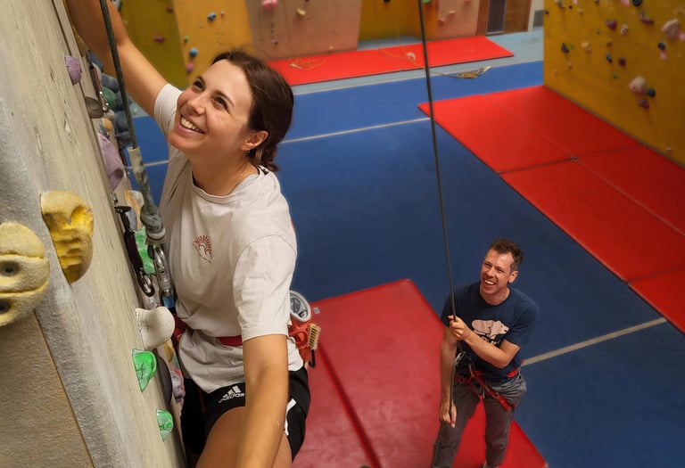  Toprope-Kletterkurs in Wien (Kletterhalle Marswiese, Kletterkurs-Teilnehmende lernen sichern)