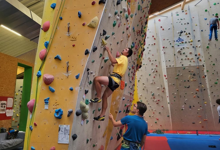 Vorstiegs-Kletterkurs Wien: Teilnehmer klettert im Vorstieg und wird von seinem Partner gesichert.