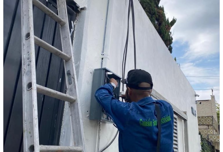 hombre resolviendo problema electrico