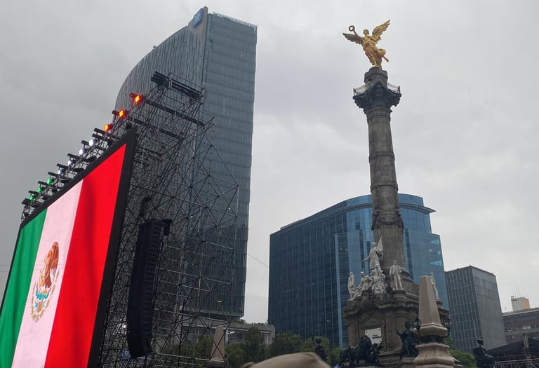 El Ángel de la Independencia durante la celebración del Mundial 2026, con una pantalla mos