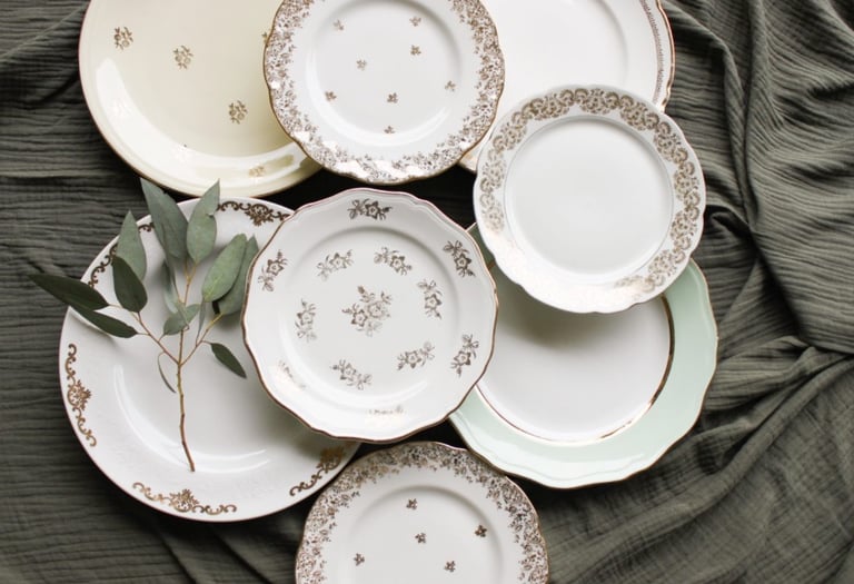 vaiselle ancienne avec des fleurs liseré doré, porcelaine