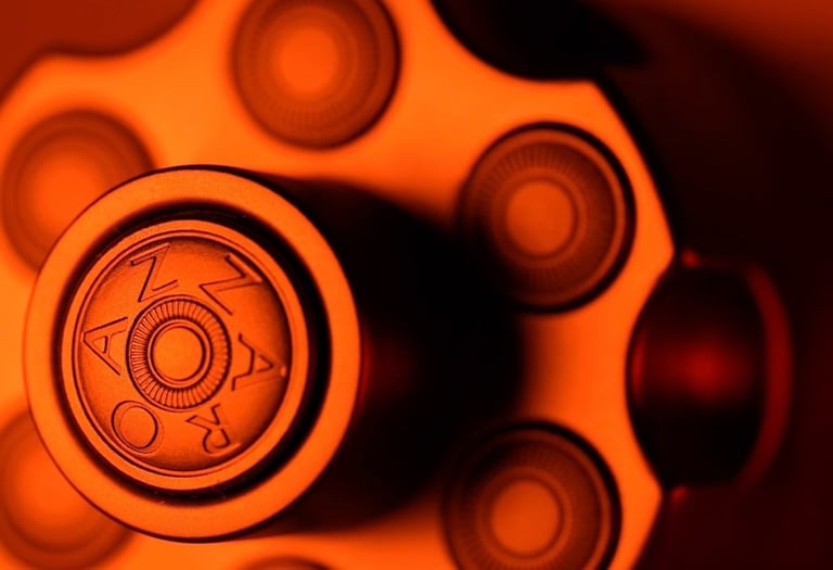 une photo du parfum azzaro en gros plan avec une ambiance lumineuse rouge