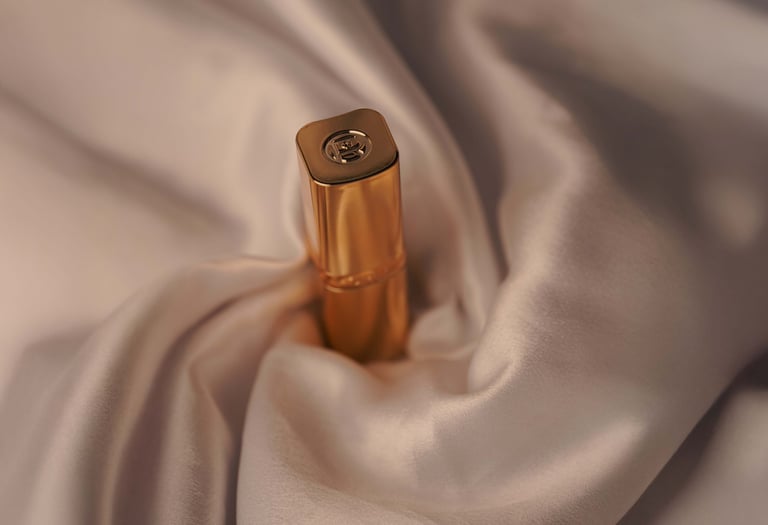 un rouge à lèvre d'une grande marque de luxe sur un drap en soie