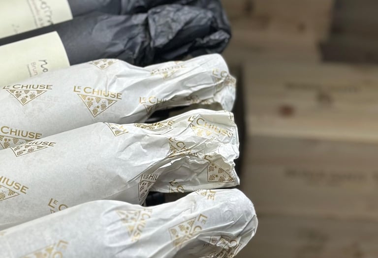 Selezione di vini pregiati e Brunello di Montalcino nella cantina del ristorante - Wine cellar and l