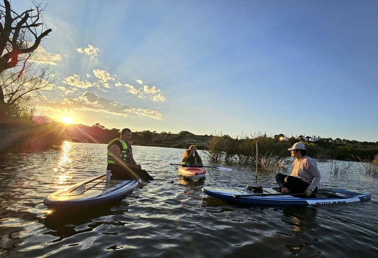Grupo de personas difrutando la experiencia de un atardecer en la Presa de la Vega