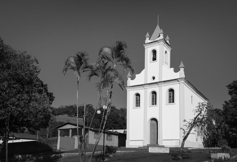 Fotografia autoral com a Capela do Rosário em Onça de Pitangui/MG para impressão Fine Art.