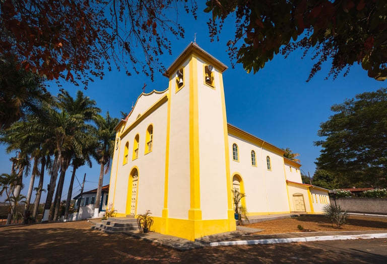 Fotografia documental com a Igreja Matriz de Santana em Onça de Pitangui/MG.