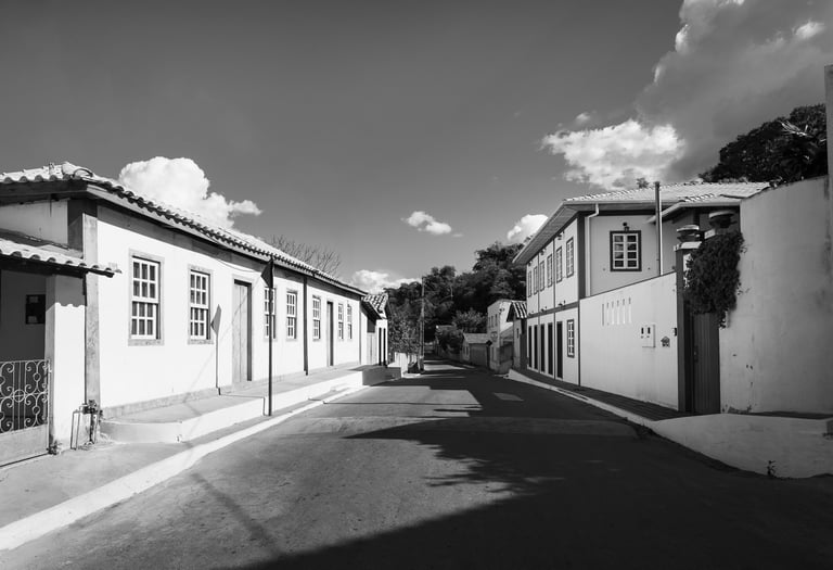 Fotografia autoral com vista para a entrada do centro histórico da cidade de Onça de Pitangui/MG.