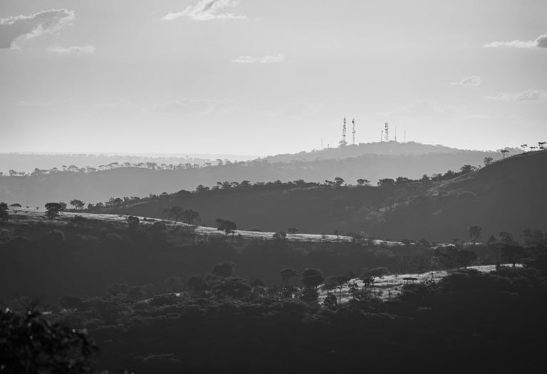 Quadro de paisagem em preto e branco com fotografia de linhas de contorno das serras mineiras.