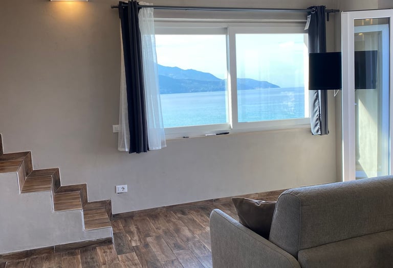 Soggiorno luminoso con divano letto a Villa Grazia vista mare