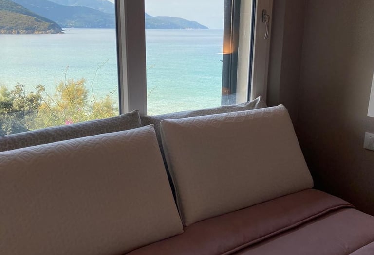 Camera da letto climatizzata a Villa Grazia con vista sul mare